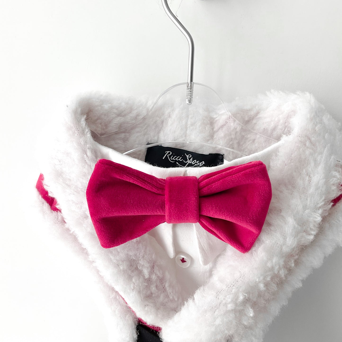 Esmoquin navideño para perro con pajarita roja y cuello blanco