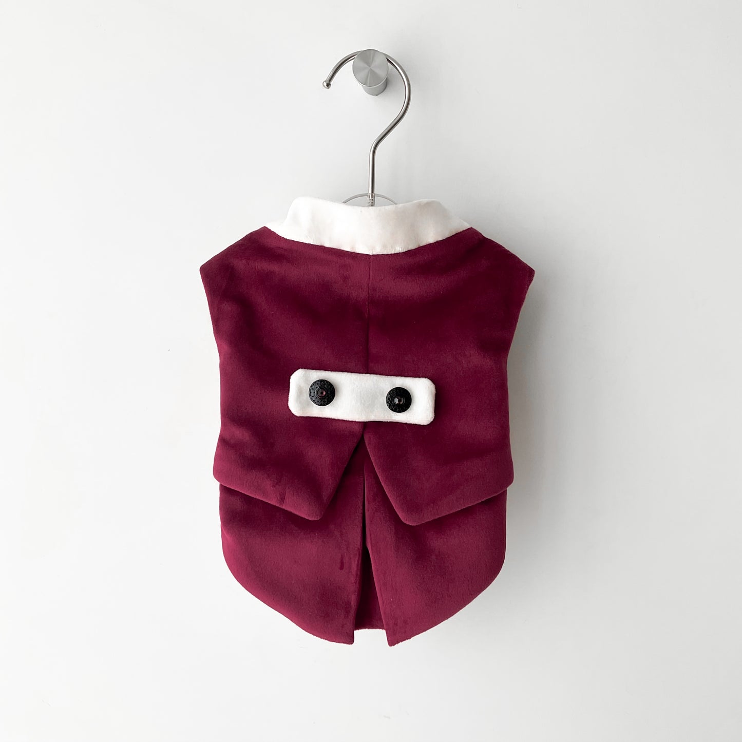 pull pour chien rouge et blanc avec boutons pour Noël