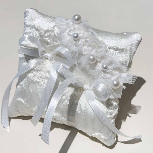 Questo lussuoso Cuscino Portafedi per Cani è l'accessorio perfetto per il ruolo speciale del tuo animale domestico nel matrimonio. Realizzato con tessuti pregiati e progettato pensando al comfort e allo stile, garantisce che il tuo cane appaia impeccabile mentre porta le fedi nuziali. Un mix di tradizione ed eleganza, questo cuscino è pensato per gli amici pelosi.