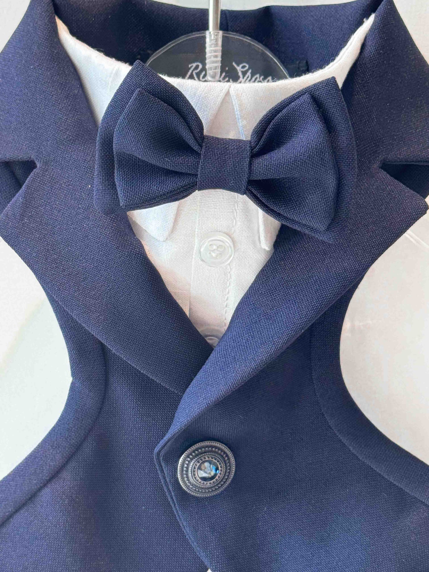 los detalles de nuestro esmoquin para perros, doble pajarita, camisa italiana y botón joya