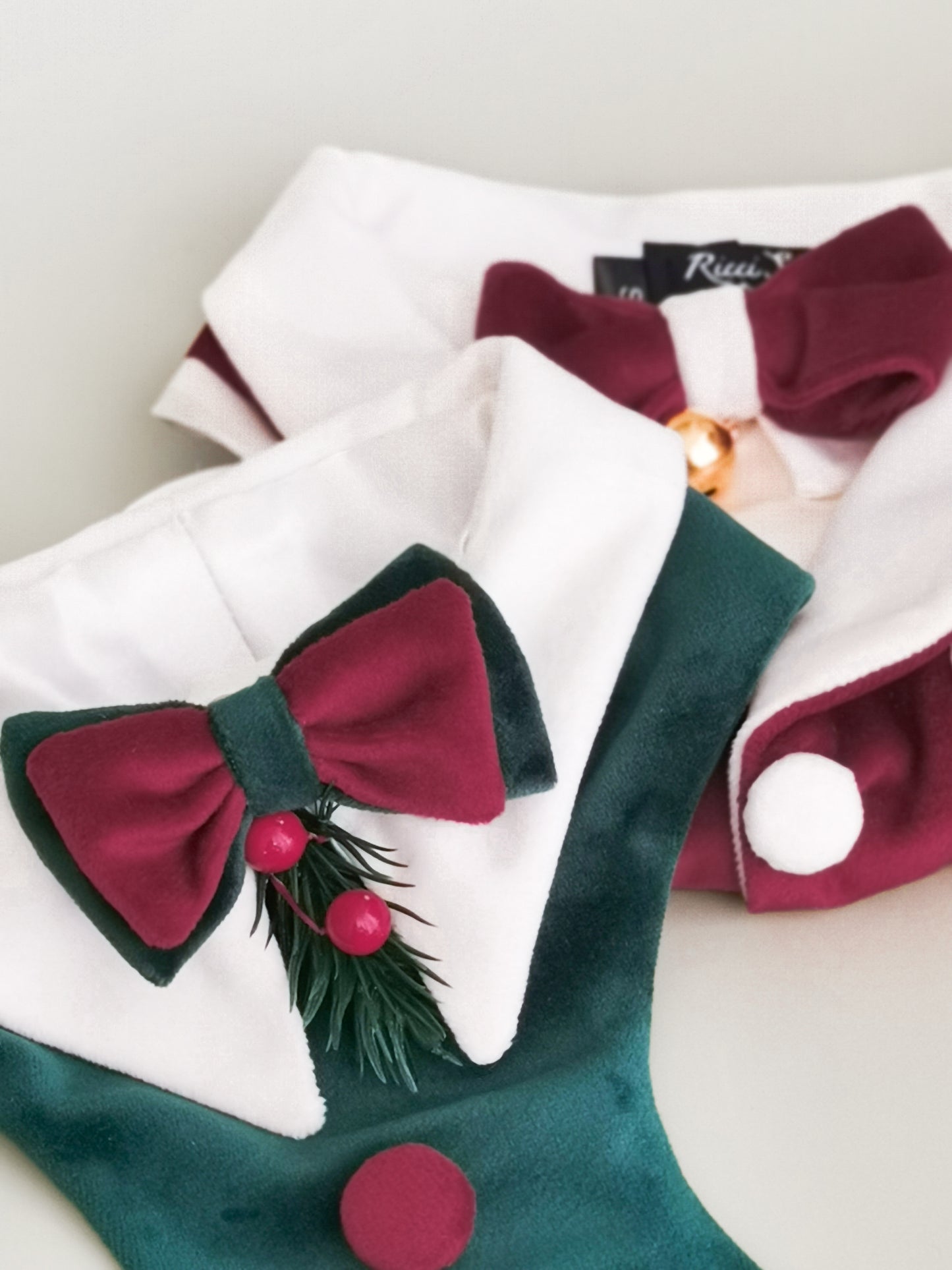 scopri i nostri outfit da smoking natalizi in stile Babbo Natale