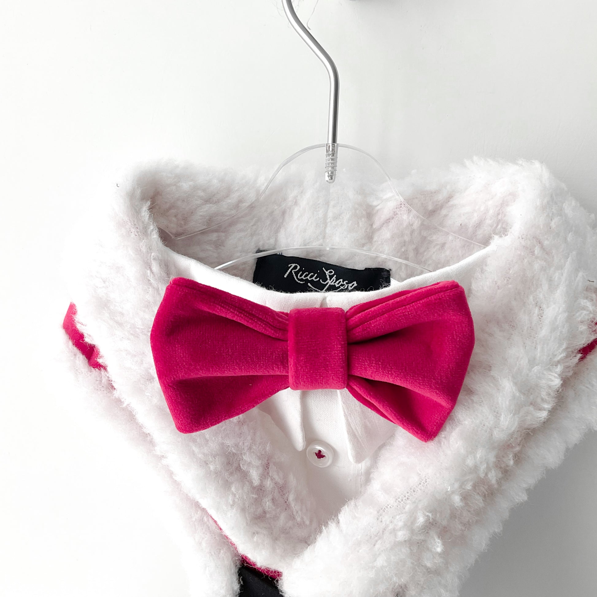 Esmoquin navideño para perro con pajarita roja y cuello blanco
