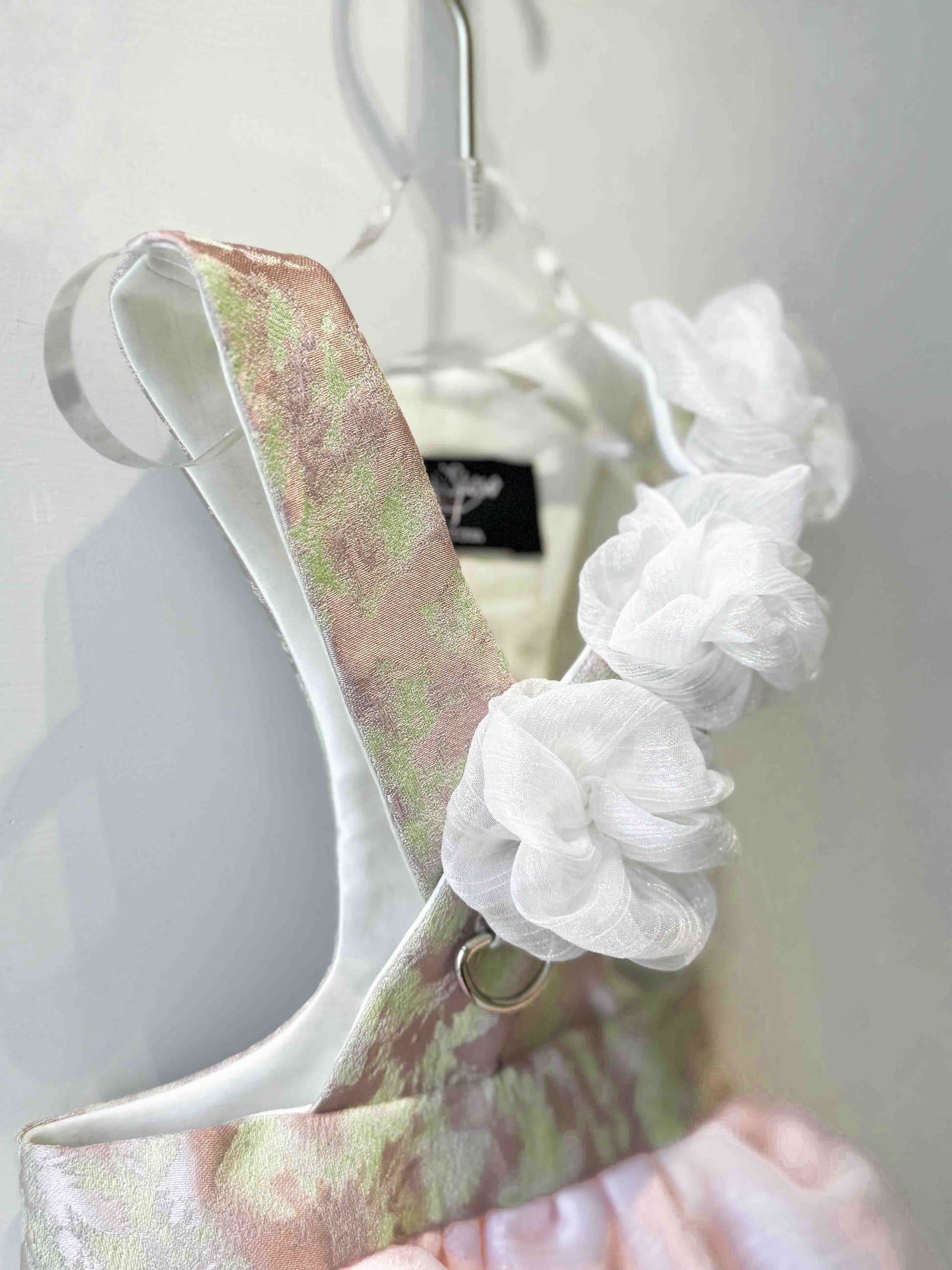 abito da sposa per cani con rose fatte a mano