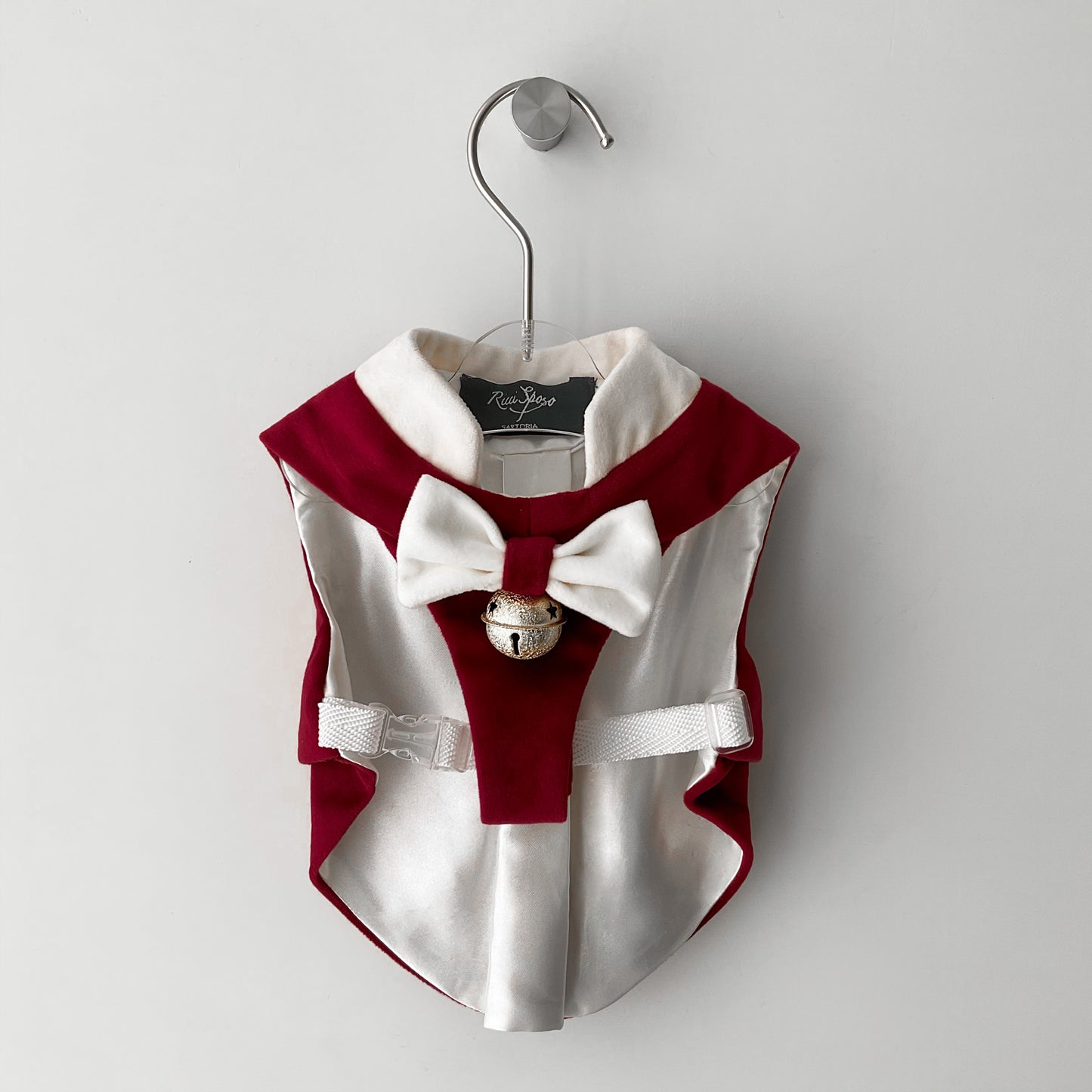 pull pour chien rouge et blanc avec noeud papillon pour Noël