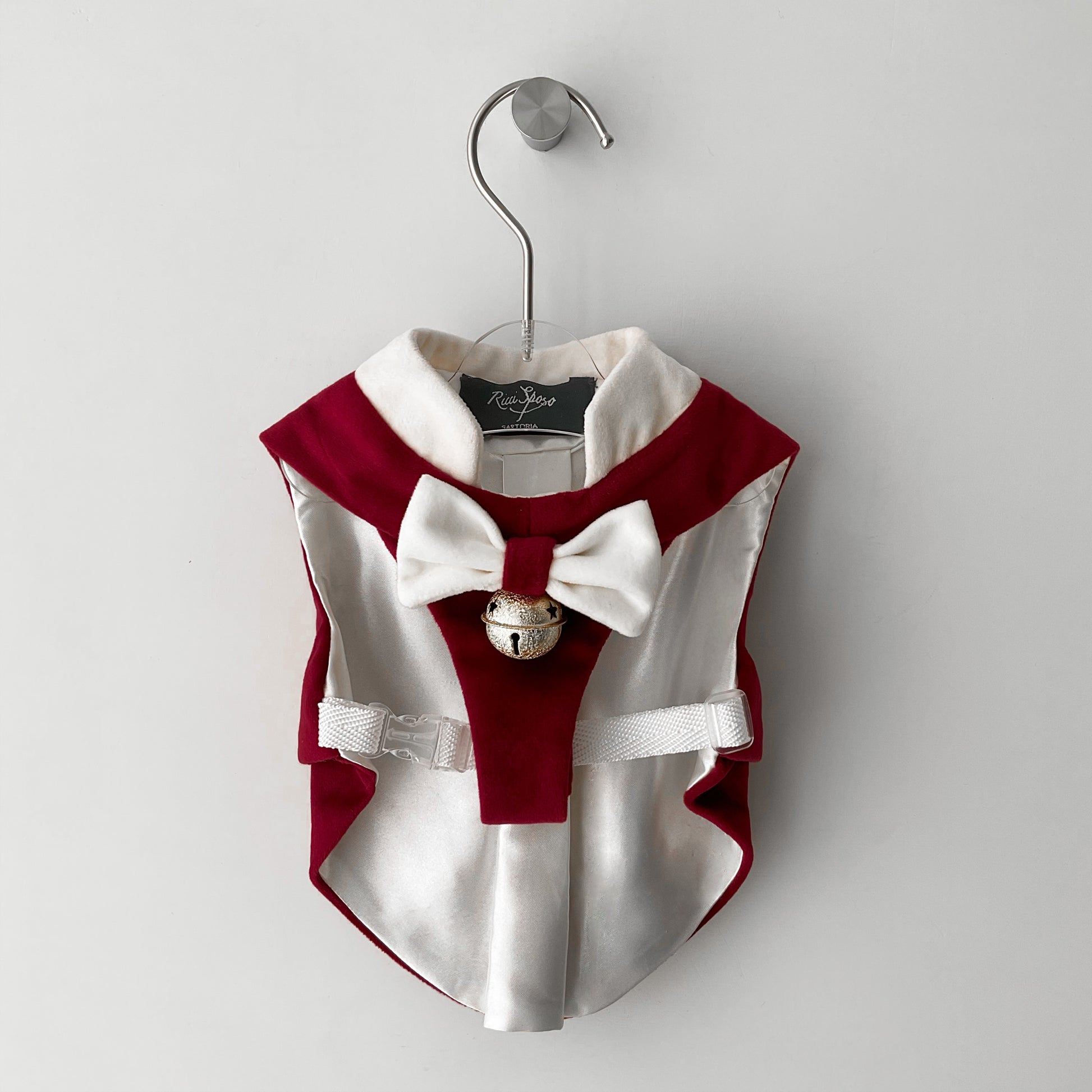 pull pour chien rouge et blanc avec noeud papillon pour Noël