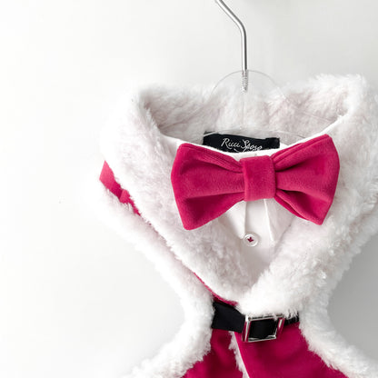 Esmoquin de Papá Noel con cinturón negro y terciopelo rojo.